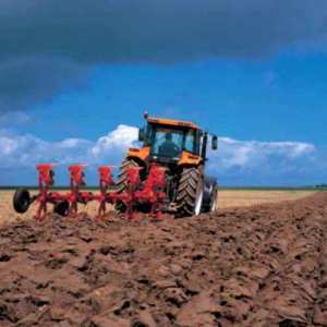 Първична основна обработка (оран на почвата) за засаждане на семената
